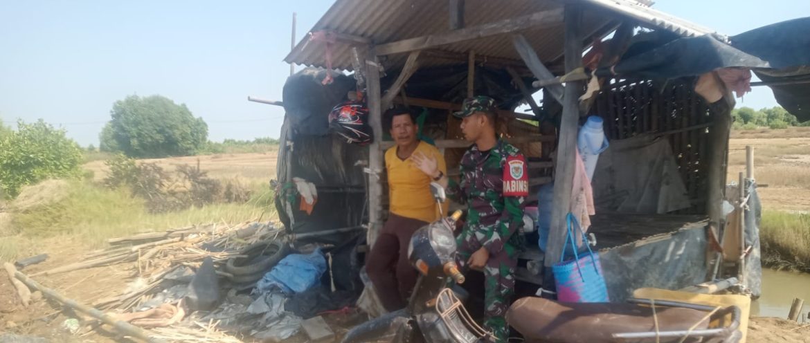 Anggota Koramil 1611 Losarang Indramayu Melakukan Komsos Bersama petani garam Desa Cemara kulon  