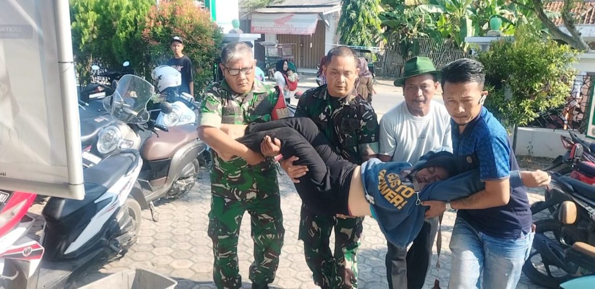 Anggota Koramil 1609 Juntinyuat Indramayu Lakukan Pertolongan pertama laka lalin di Depan Koramil 