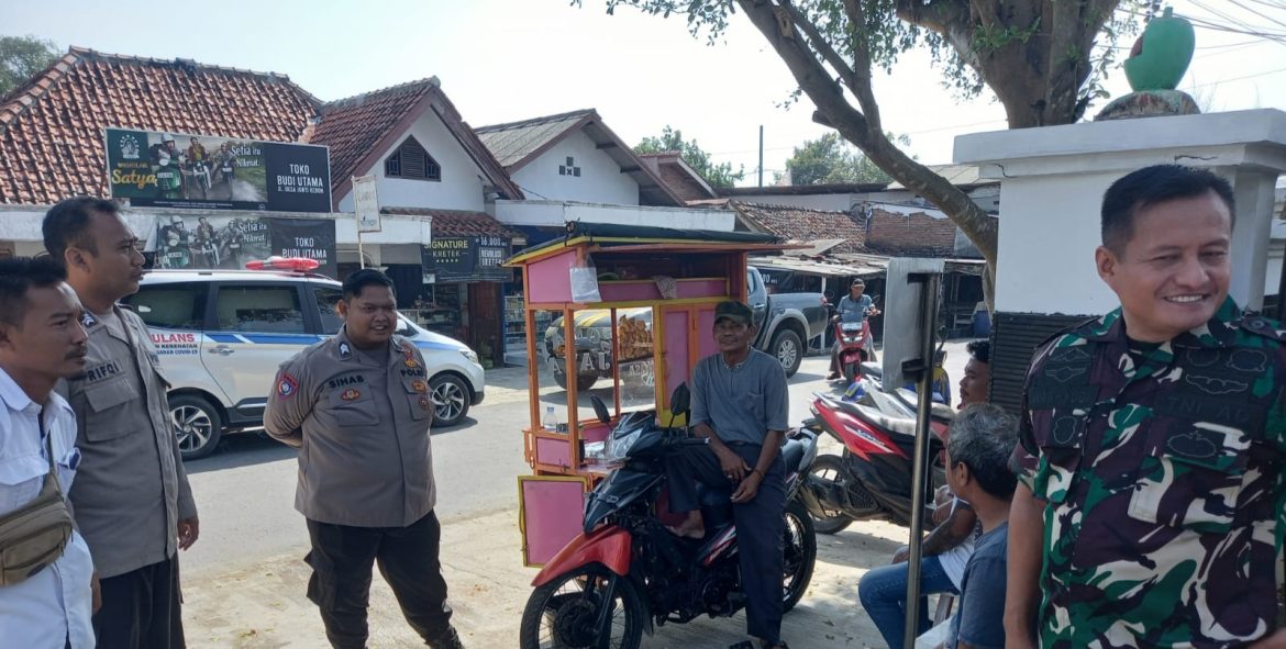 Anggota Koramil 1609 Juntinyuat Indramayu Melakukan Komsos Bersama Pihak Kepolisian dan Masyarakat Desa Juntikebon