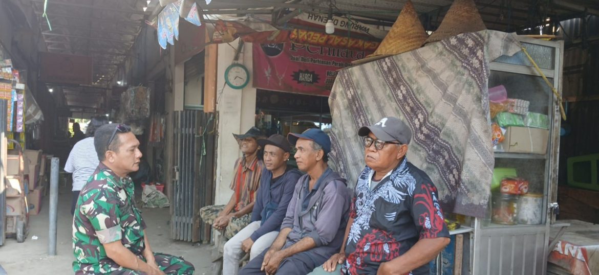 Babinsa Koramil 1605 Sukagumiwang Indramayu Melakukan Komsos Bersama Warga Desa Tulungagung