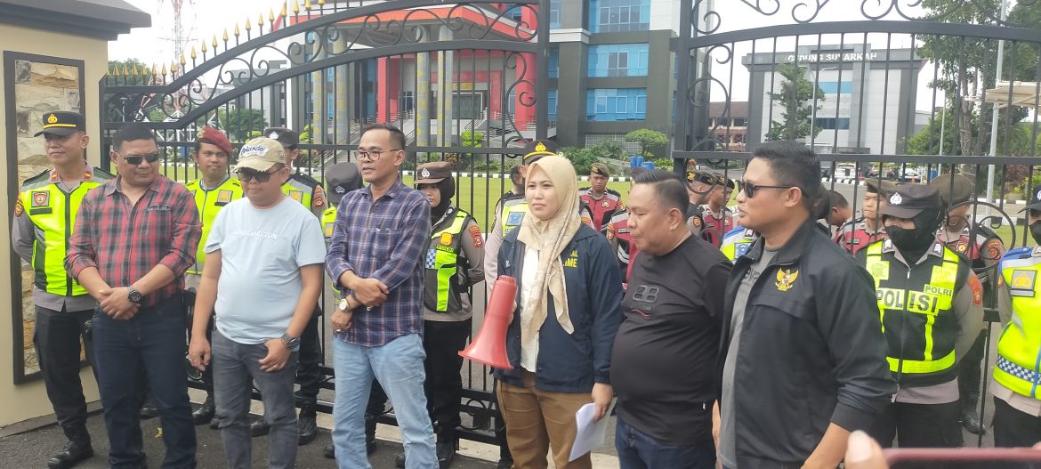 Pose RI,SMS Dan Jo media Partner Meminta Kapolda Sumsel Evaluasi Kinerja Kapolsek Bayung Lincir Mengenai Sumur Minyak Dan Pencemaran Lingkungan