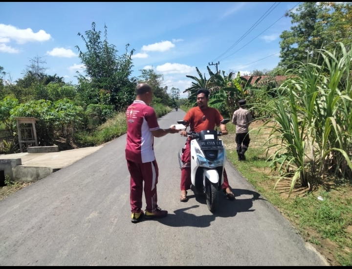 Peduli Sesama di Jumat Berkah, Plh Kapolsek Rambang Bersama Anggota Bagikan Nasi Kotak*