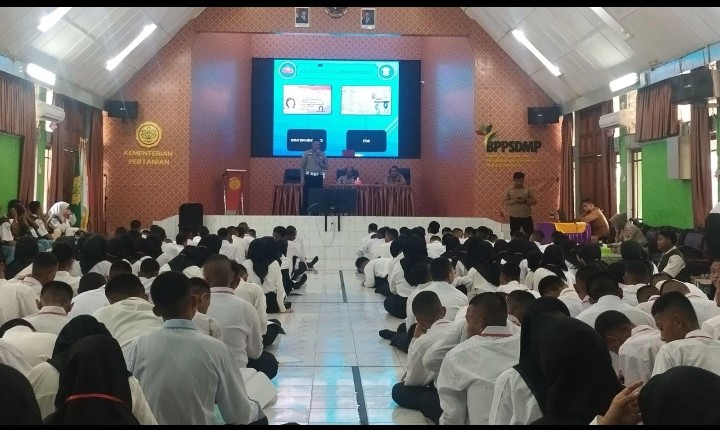 Kasat Lantas Polres Banyuaisn Pimpin Langsung Police Go To School Di SMPN 1 Sembawa
