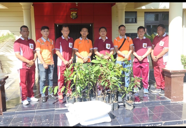 Polres Ogan Ilir dan PT SPF Tanam 100 Bibit Pohon Demi Dukung Penghijauan dan Kelestarian Lingkungan*