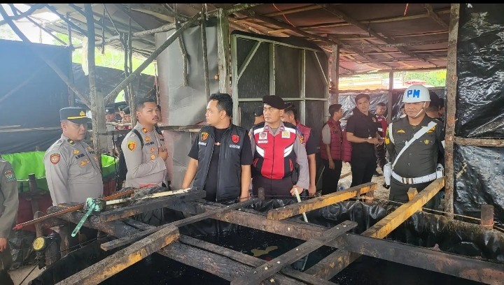 Polres Muara Enim Bongkar Tiga Gudang Penampungan BBM Ilegal Di Gelumbang dan Lembak*