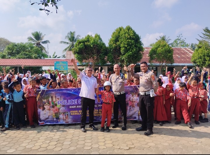 Polres Banyuasin Sambut Hari Anak dengan Sosialisasi Lalu Lintas Ceria Di SDN 13