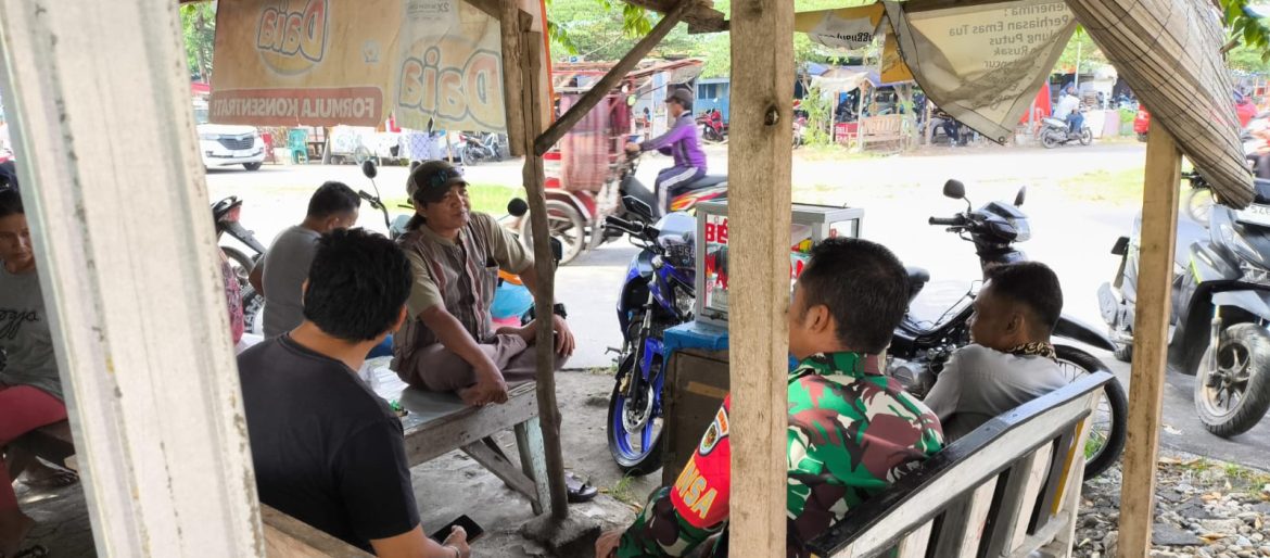 Babinsa Koramil 1608 Karangampel Indramayu Melakukan komsos Dengan Warga Desa Karangampel