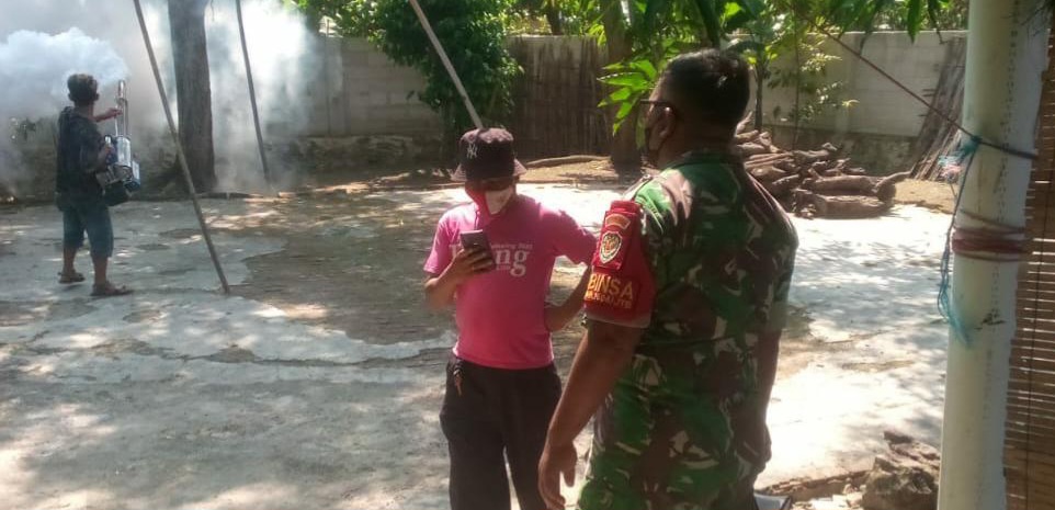 Anggota Koramil 1604 Jatibarang Indramayu Lakukan Pendampingan Penyemprotan Foging mencegah terjadinya Demam Berdarah (DBD) yang makin meluas di Desa Lobener Lor