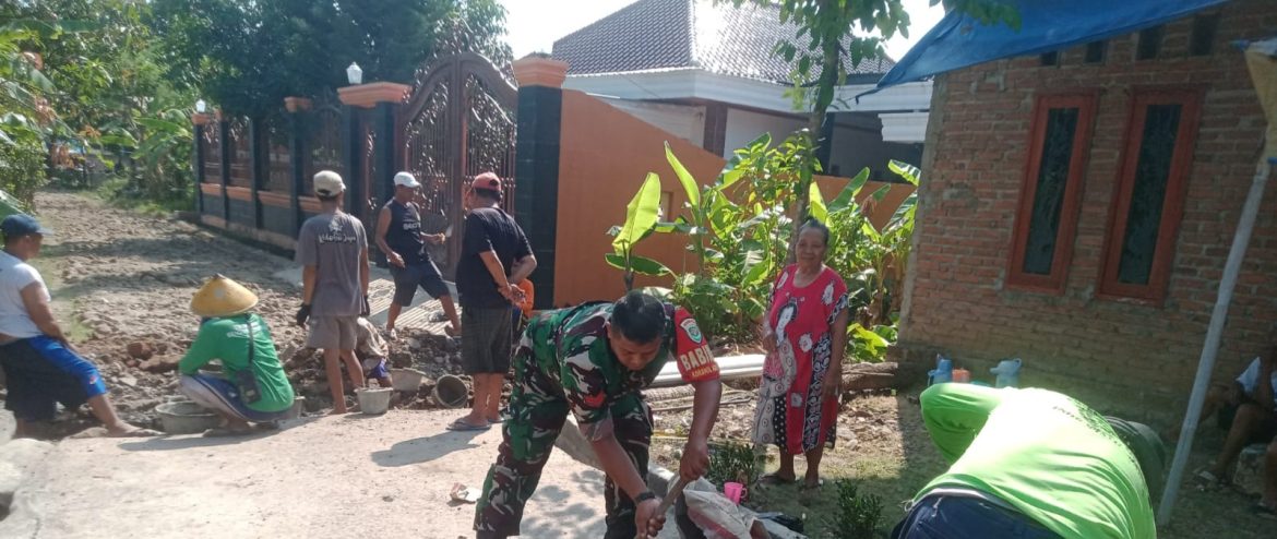 Komsos Babinsa Telukagung (Koptu Nurmawan) Perbaikan Saluran Air di Blok Pulo RT 18 RW 06 Desa Telukagung 