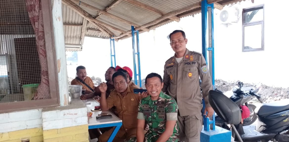 Anggota Koramil 1603 Lohbener Indramayu Melakukan Komsos bersama MP dan Para lurah sekecamatan Arahan