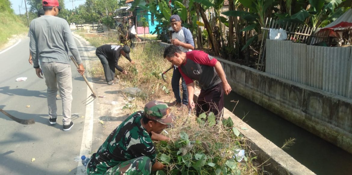 Babinsa Koramil 1602 Sindang Indramayu Adakan Kegiatan Jumat Bersih di Desa Panyindangan kulon