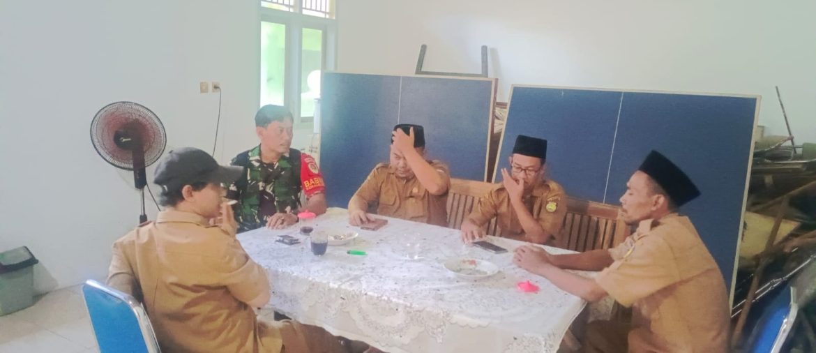Anggota Koramil 1604 Jatibarang Indramayu Melakukan Komsos Bersama Pamong Desa Pawidean