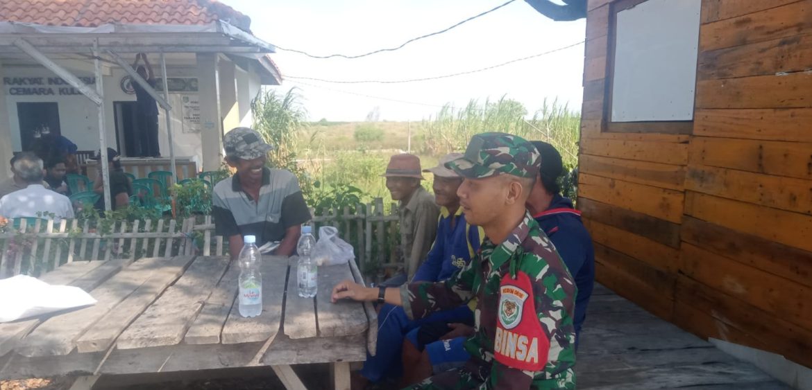Babinsa Koramil 1611 Losarang Indramayu Adakan Komsos di Desa Cemara kulon 
