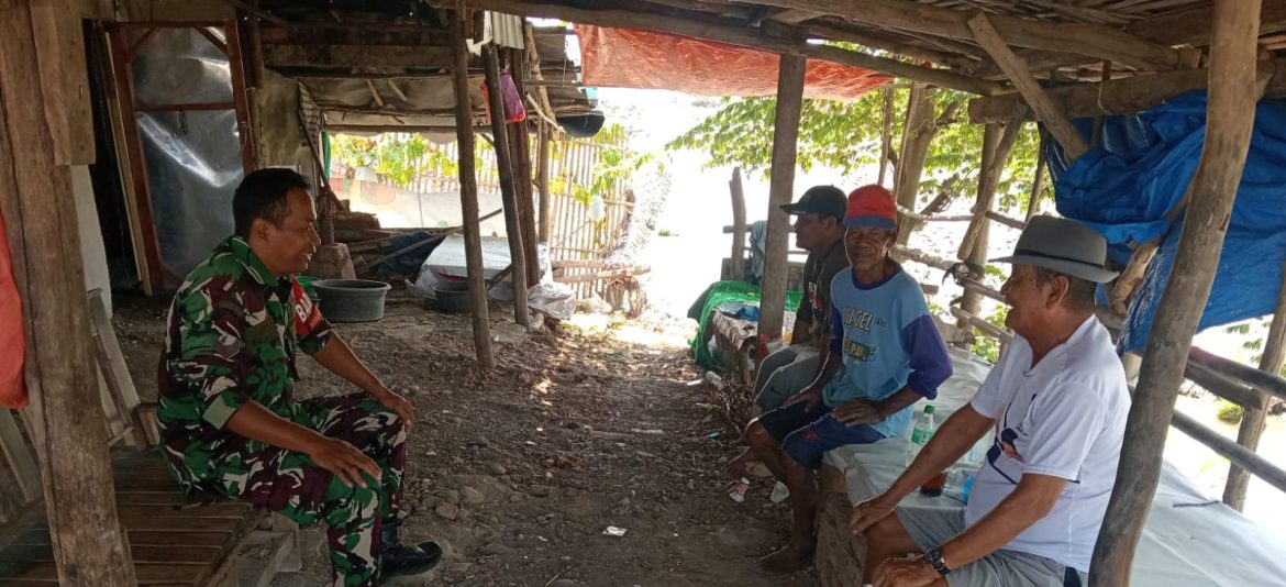 Babinsa Koramil 1608 Karangampel Indramayu Lakukan komsos bersama warga Desa Dukuh Jeruk