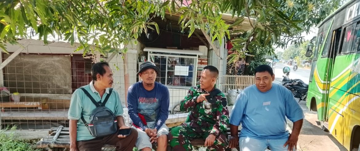 Anggota Koramil 1603 Lohbener Indramayu Melakukan Komsos bersama Masyarakat Lohbener Blok Celo 