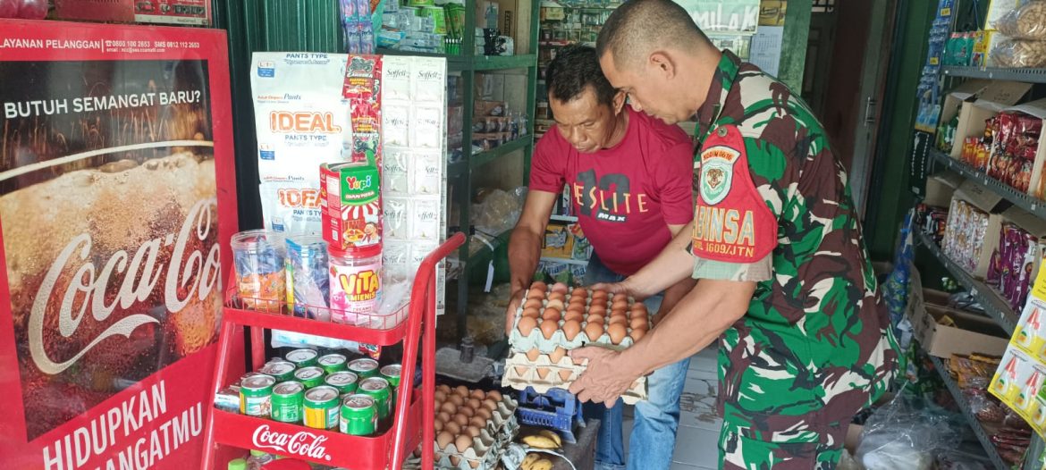 Babinsa Koramil 1609 Juntinyuat Indramayu Lakukan Monitoring Harga Bahan Pokok (Sembako)