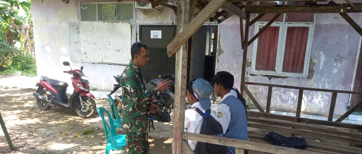 Anggota Koramil 1602 Sindang Indramayu Melakukan Edukasi kepada Pelajar SMK IT Hiyatul muhajidin di Desa Panyindangan kulon