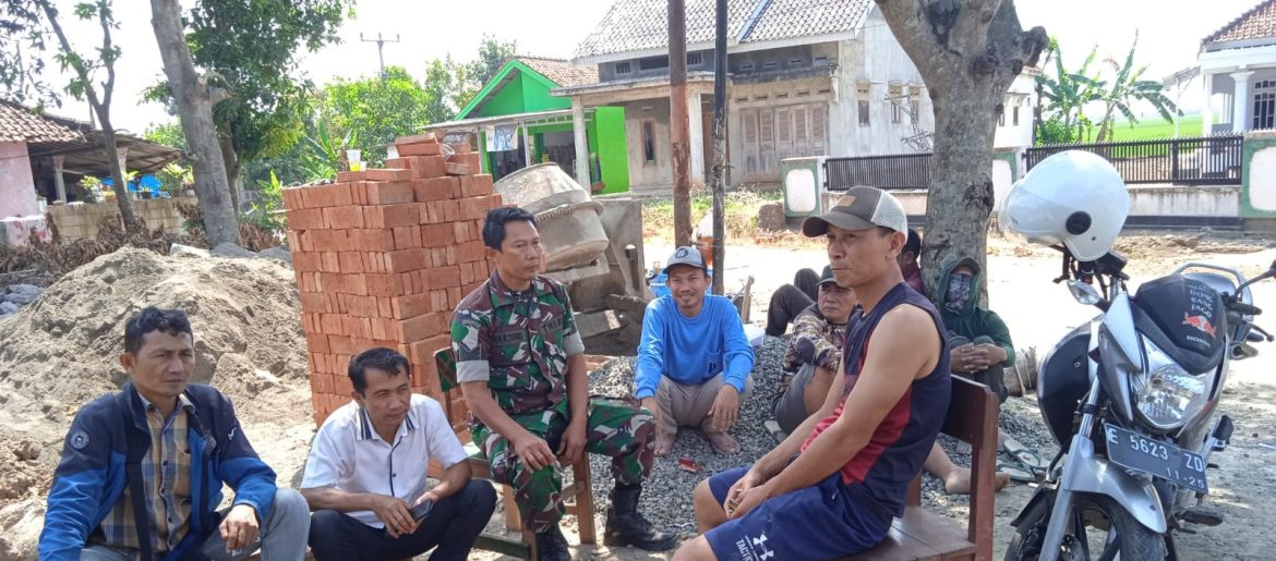 Tingkatkan Silaturahmi Di Wilayah Binaan, Babinsa Koramil 1602 Sindang Indramayu Lakukan Komsos Bersama Tokoh Masyarakat 