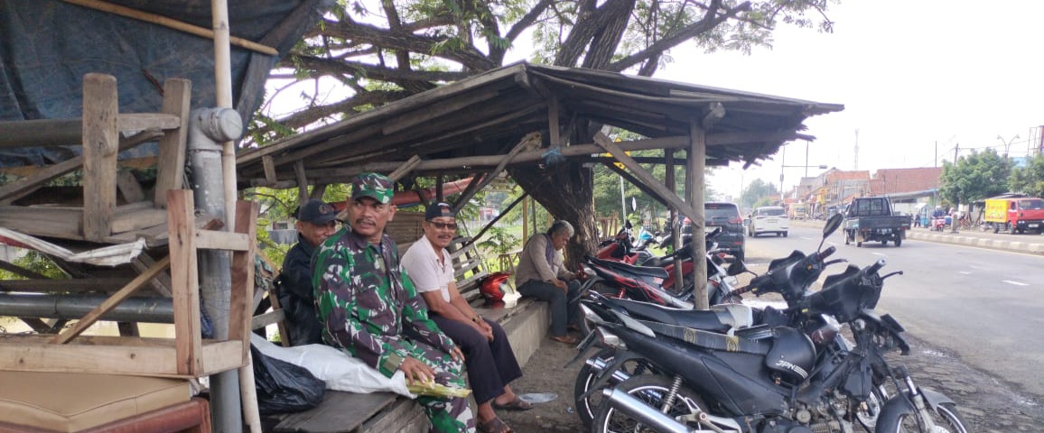 Babinsa Koramil 1605/Sukagumiwang Indramayu Sertu Suwarta Melaksanakan Komsos Bersama Para Tukang Ojeg Pangkalan 