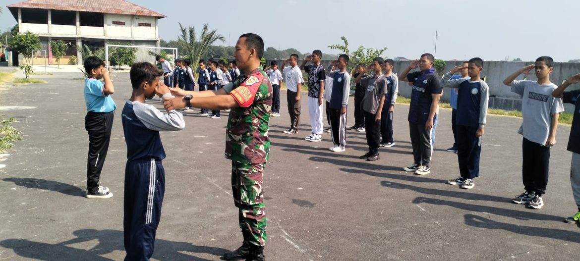 Babinsa Koramil 1601 Indramayu Memberikan Materi Peraturan Baris Berbaris ( PBB ) SMP IT Nashirus Sunnah di Jl.Mulia Asri Km 3, Pekandangan