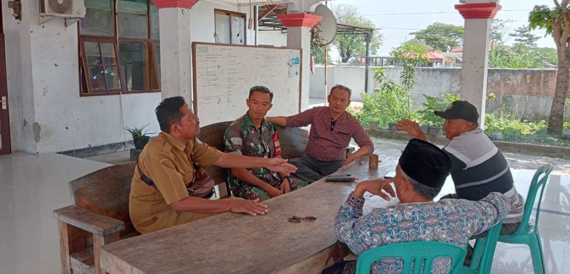 Sertu Duloh Anggota Koramil 1605/Sukagumiwang Indramayu Lakukan Kegiatan Komunikasi Sosial Bersama Pamongdesa 