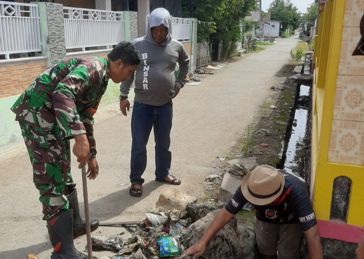 Babinsa Koramil 1604 Jatibarang Indramayu Lakukan Pembersihan Solokan dan Jalan Blok Mudang Desa Jatisawit