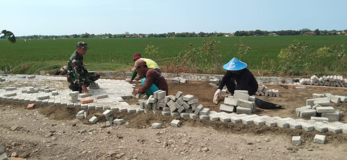 Babinsa Koramil 1602 Sindang Indramayu Melakukan Karya Bakti Pemasangan konblok di Desa Panyingkiran Kidul