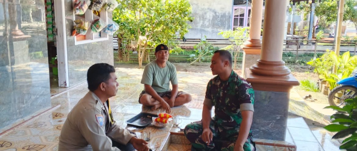 Anggota Koramil 1602 Sindang Indramayu Lakukan Komsos Dengan Bhabinkamtibmas dan Masyarakat Desa Pabean ilir 