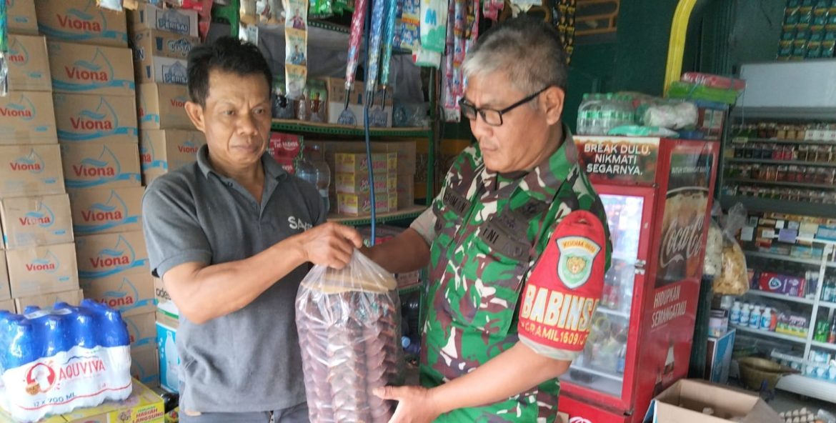 Babinsa Koramil 1609 Juntinyuat Indramayu Lakukan Monitoring Harga Bahan Pokok(Sembako)