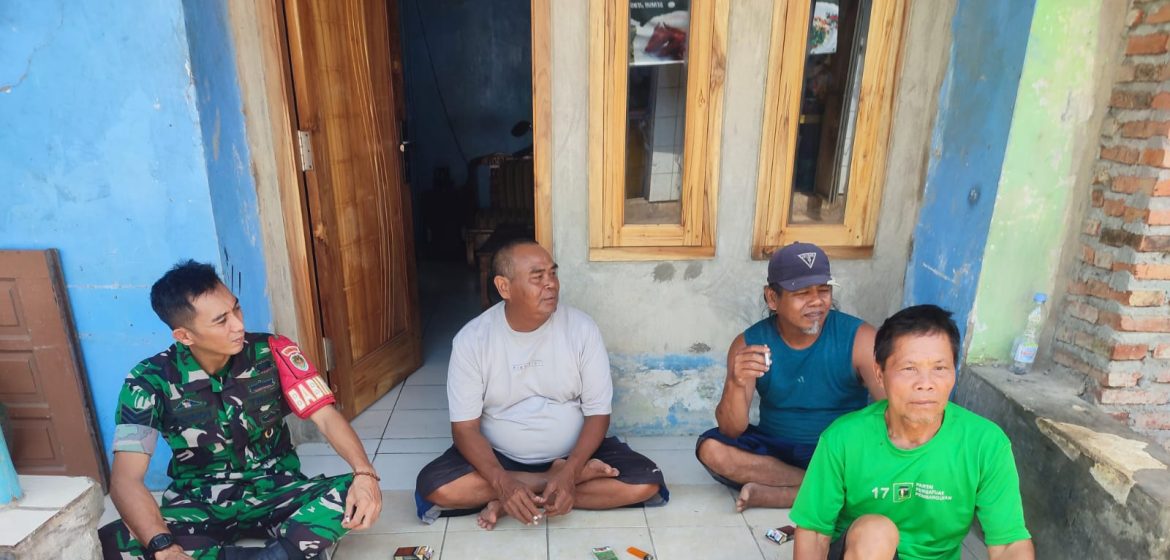 Babinsa Koramil 1603 Lohbener Indramayu Lakukan Komsos Bersama Masyarakat Anjangsana di Desa Binaan