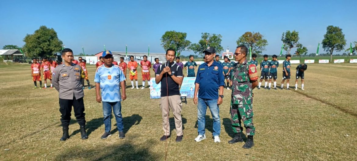Babinsa Koramil 1601 Indramayu kick Off Open Turnamen Sepak bola tingkat RT Piala bergilir Kuwu cup Desa Dukuh 