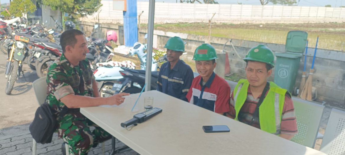 Babinsa Koramil 1609 Juntinyuat Indramayu komsos Babinsa bersama karyawan PT Polytama propindo
