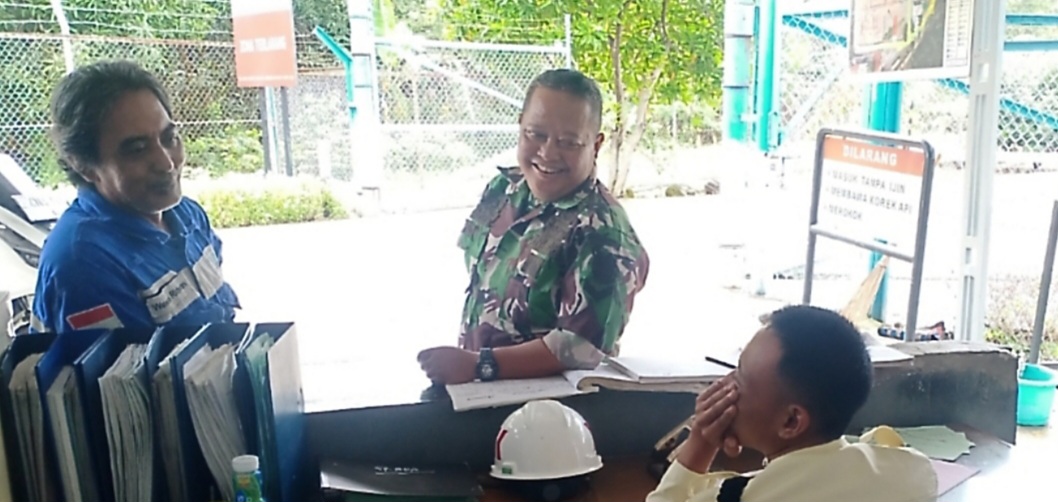 Anggota Koramil 1605 Sukagumiwang Indramayu Lakukan Komsos Bersama Masyarakat dan Pegawai Pertamina di Sukagumiwang