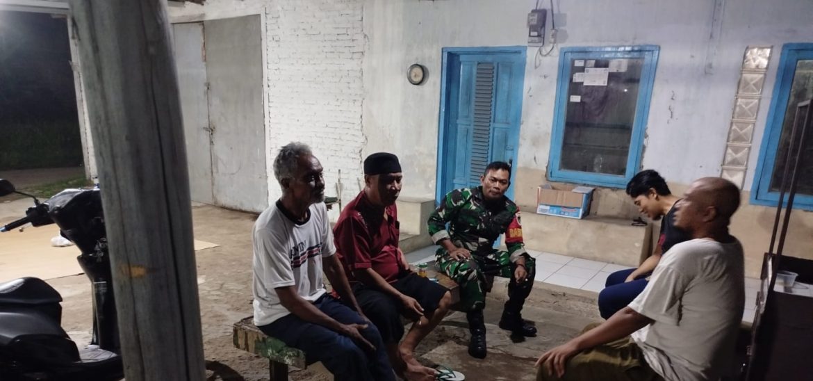 Anggota Koramil 1604 Jatibarang Indramayu Melakukan Komsos Bersama Pamong Desa Malang Semirang 