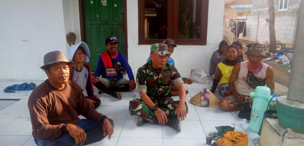 Pastikan TNI Dekat Dengan Rakyat, Babinsa Koramil 1605 Sukagumiwang Indramayu Lakukan Komunikasi Sosial Dengan Warga 