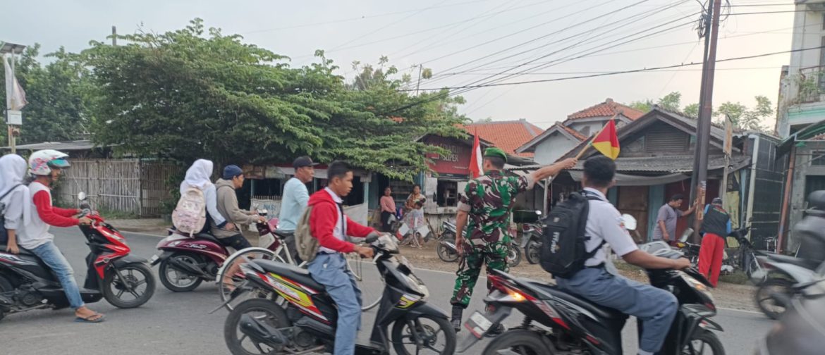 Warga Mengapresiasi Tindakan TNI, Babinsa Koramil 1609 Juntinyuat Indramayu Bantu Masyarakat Menyebrang di Jalan 
