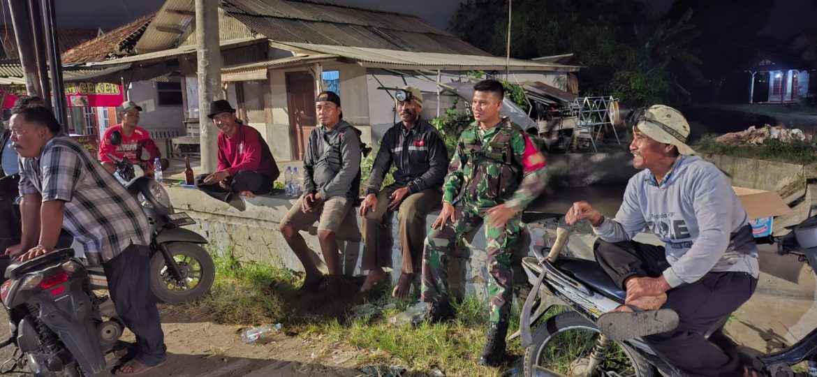 Dukung Peningkatan Swasembada Pangan, Babinsa Koramil 1601 Indramayu Bersama Petani Patroli Gilir Giring Air 
