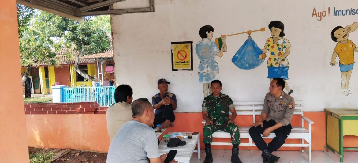 Bahas Kondusifitas Lingkungan, Babinsa Koramil 1603 Lohbener Indramayu Lakukan Komsos Bersama Pamongdesa Dan Babinkambtimas 