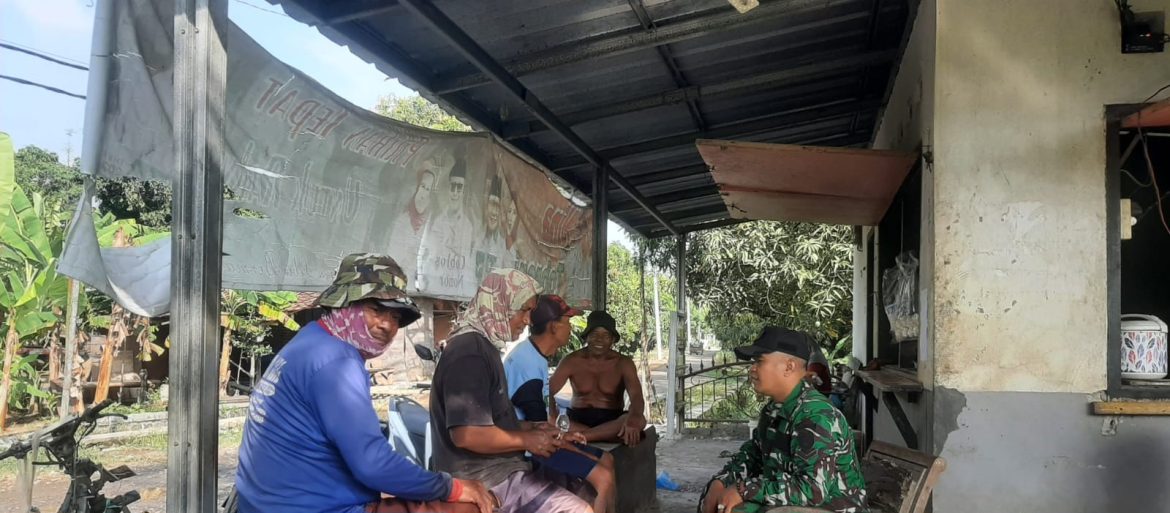 Serda Rosid Anggota Koramil 1604/Jatibarang Indtamayu Melakukan Komsos Bersama Masyarakat Desa Krasak