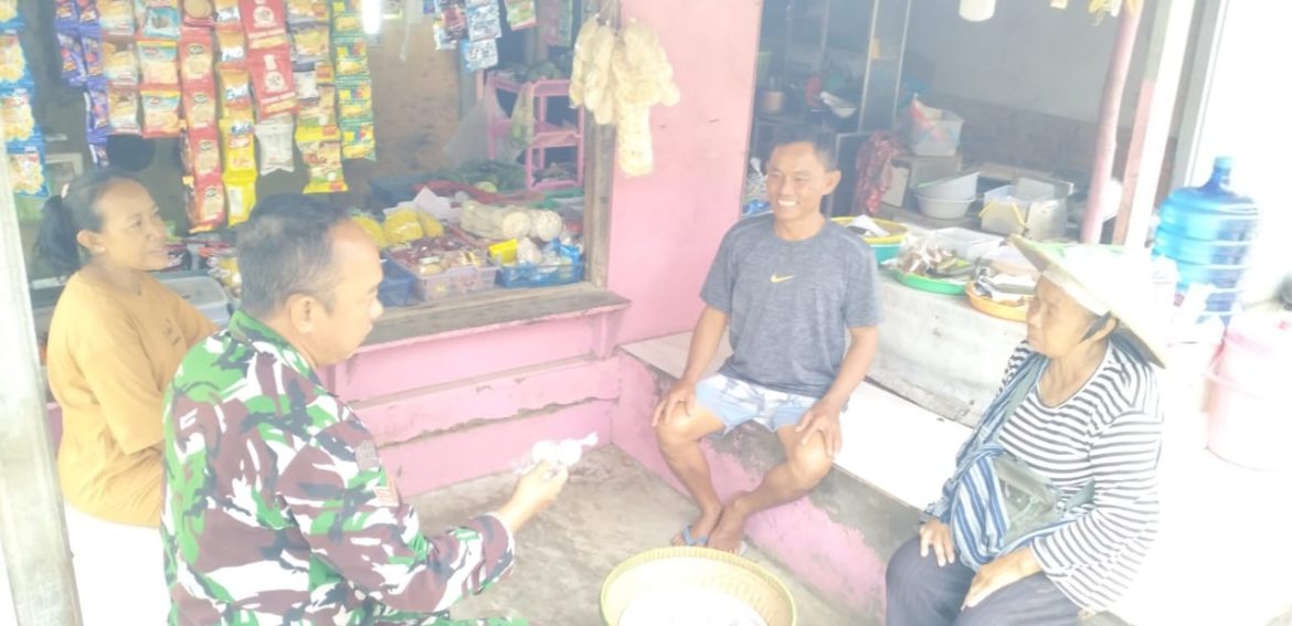 Melalui Kebersamaan, Babinsa Koramil 1611 Losarang Indramayu Melakukan Komsos Bersama Masyarakat di Desa Jumbleng 