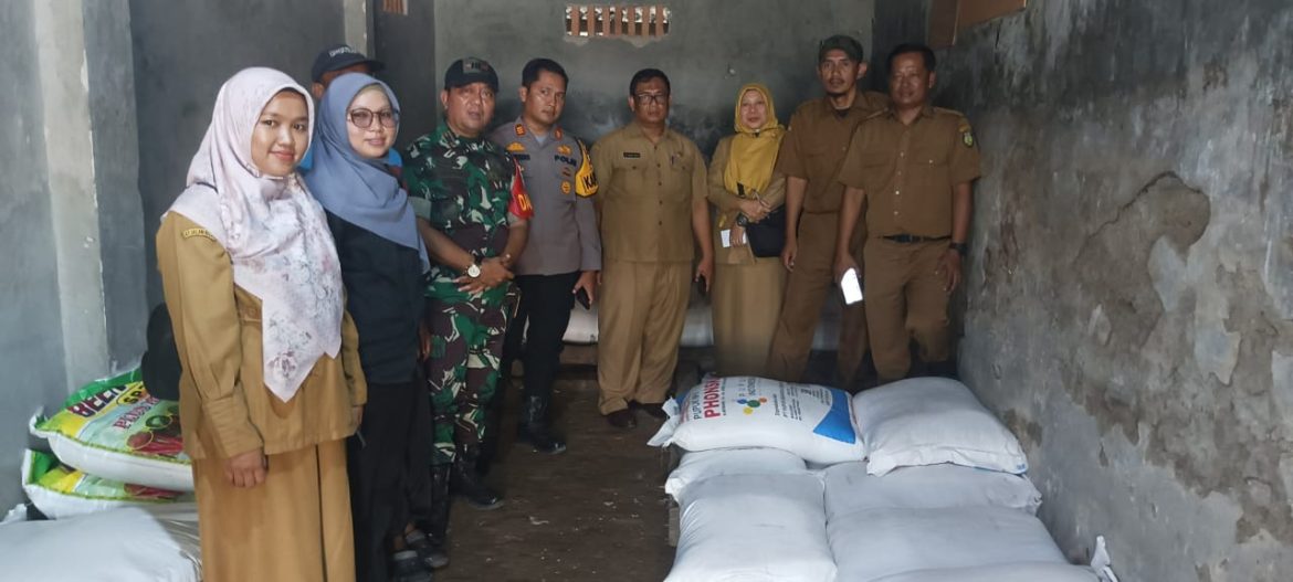 Danramil 1603 Lohbener Indramayu Bersama Muspika Kecamatan Arahan Melaksanakan Pengecekan Kios Pupuk Subsidi 