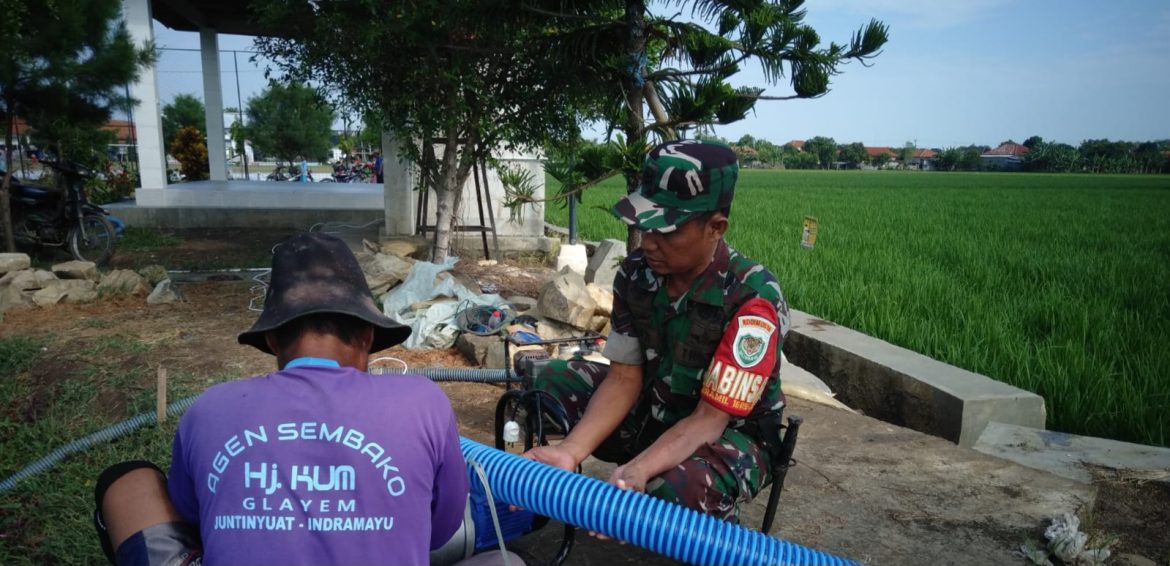 Tingkatkan Swasembada Pangan, Babinsa Koramil 1609 Juntinyuat Indramayu Melakukan Monitoring Pompanisasi