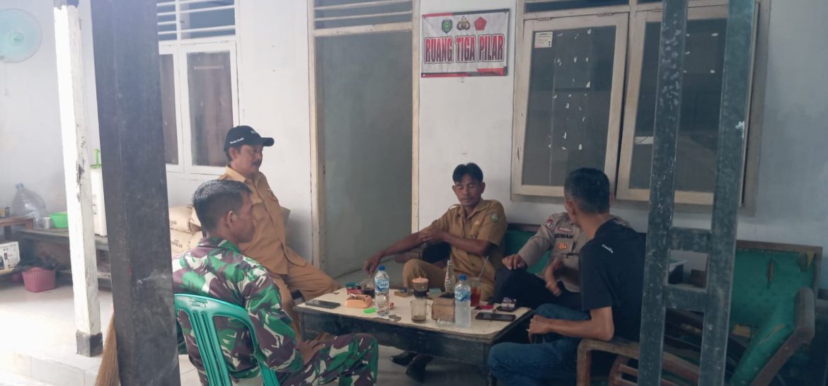 Babinsa Koramil 1609/Juntinyuat Indramayu Ajak Pemdes Dan Masyarakat Untuk Memeriahkan HUT RI Ke-80