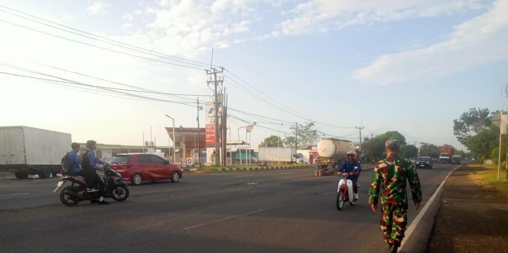 Babinsa Koramil 1605 Sukagumiwang Indramayu Bantu Menyebrangkan Anak Sekolah Dan Masyarakat Sekitar 