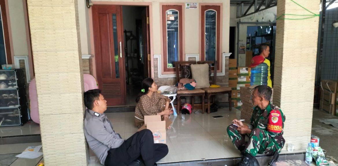 Sertu Edy Anggota Koramil 1604/Jatibarang Indramayu Melakukan Komsos Bersama Masyarakat Desa Lobener