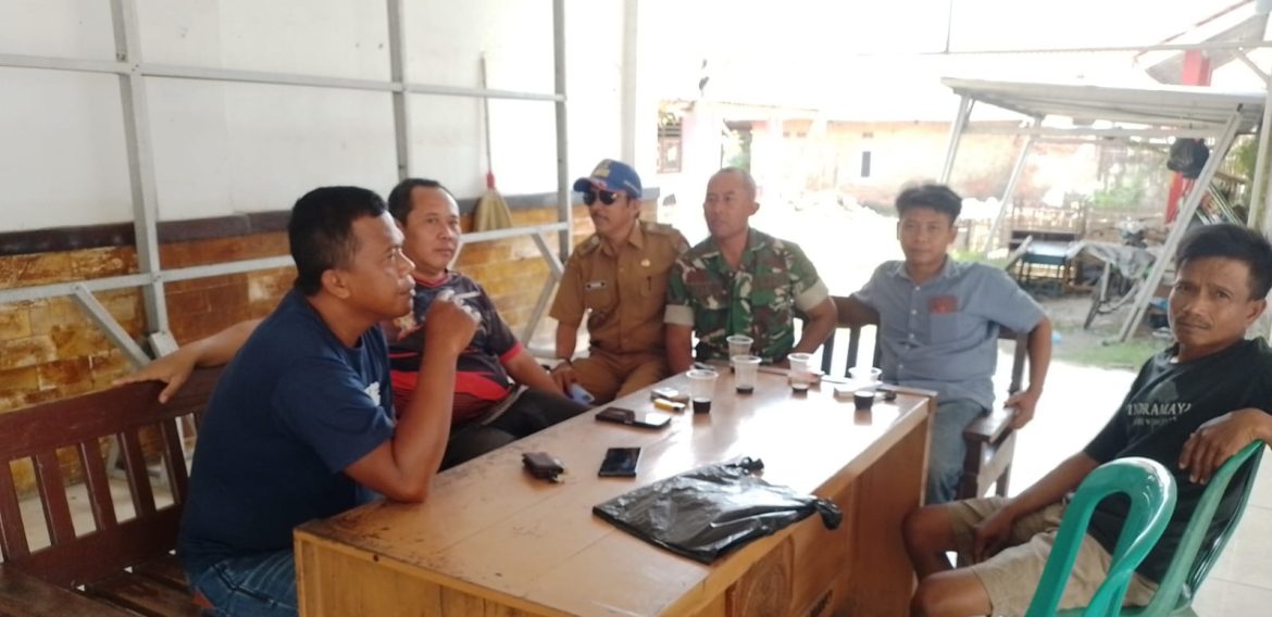 Babinsa Koramil 1611 Losarang Indramayu Lakukan Komsos Bersama Kuwu Dan Pamongdesa Krimun Beserta Masyarakat 