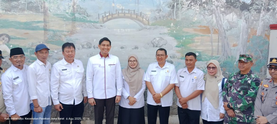 Danramil 1602 Sindang Indramayu Kapten Inf Arifin Monitoring Kunjungan Bupati Indramayu Pada Acara Gerakan Pangan Murah 