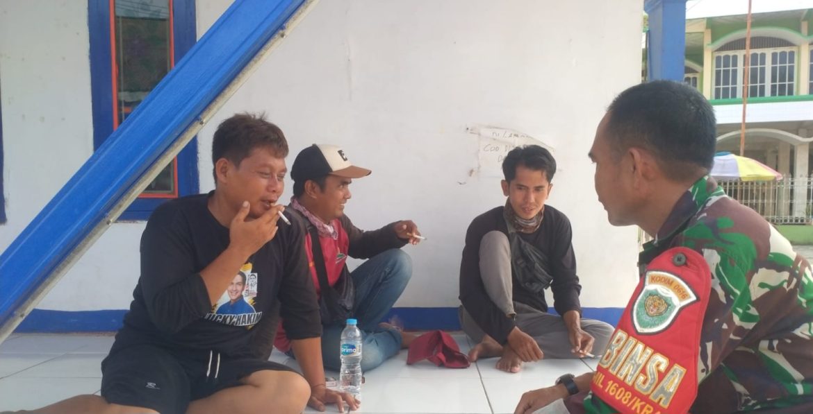Babinsa Koramil 1608 Karangampel Indramayu Melakukan Komsos Bersama Masyarakat Dan Pemuda Desa Kedokanbunder 