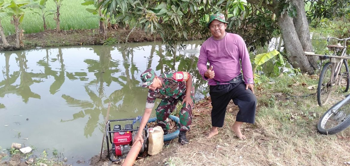 Babinsa Koramil 1609 Juntinyuat Indramayu Melakukan Komsos Bersama Gapoktan Sriwidara Desa Juntikedokan 