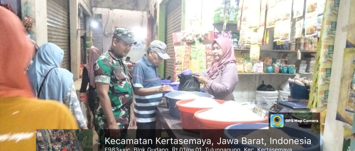 Anggota Koramil 1605 Sukagumiwang Indramayu Lakukan Monitoring Sekaligus Pendataan Harga Bahan Pokok (Sembako)